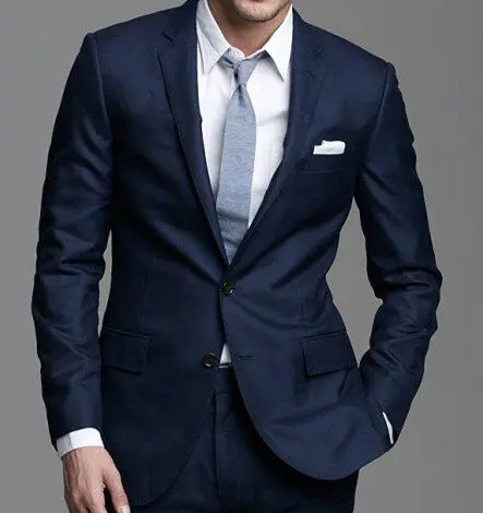 西裝只扣一?？圩?/></p><p>&nbsp; &nbsp; &nbsp; 單排一扣一，一般休閑西裝比較多，個別會用于禮服西裝，比較適合身材比較好的朋友，矮小體型的還可以拉長身型。</p><p>&nbsp; &nbsp; &nbsp; 單排二扣一，相對適用的場合比較多，也是非常經(jīng)典的扣型，第一次定制西服的紅薯寶寶比較推薦。</p><p>&nbsp; &nbsp; &nbsp; 單排三扣一，最上方一例扣，一般為裝飾扣，意式西服采用較多。</p><p>&nbsp; &nbsp; &nbsp; 為什么西裝的最后一顆扣子為什么不要扣為什么西裝最后一顆扣子不扣，關(guān)于這個禮儀故事的傳說有很多種，有人說這起源于20世紀初的英國國王愛德華七世。他的體型偏胖，穿著正裝時最后的扣子實在系不上，尤其是盡情用餐后的開懷大笑總會崩掉扣子，于是他決定不系，既舒服又美觀。當時很多老百姓看到國王這樣很是與眾不同，也就學著那樣不系最后一顆扣子，這個禮儀習慣也延續(xù)至今。還有人說是因為西裝禮儀成型于16世紀，那時的男人還是利用馬駒當作交通工具。穿”下裝系上所有扣子會很拘謹，不方便起碼也容易將下擺崩開，干脆就不系最下面那顆了。久而久之人們發(fā)現(xiàn)這樣也很美觀，于是將它作為習慣與傳統(tǒng)延續(xù)至今。</p><p><br/></p></div>

<!--點贊開始-->
<div   class=